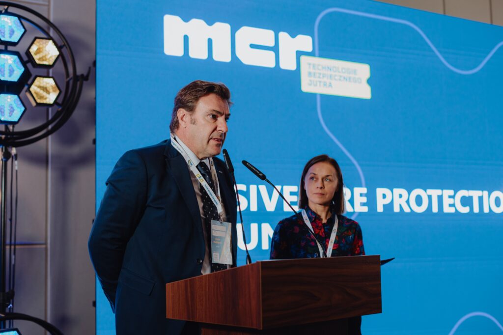 Prelekcja mcr Tecresa o biernej ochronie przeciwpożarowej tuneli na konferencji PIARC w Krakowie