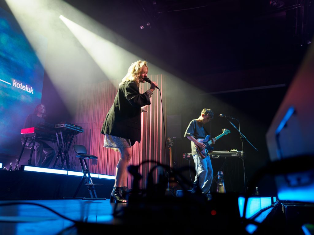 Mela Koteluk z zespołem na scenie mcrJAZZ